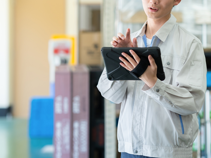 ピッキング練習をする男性の写真